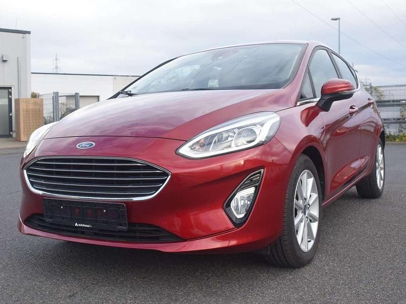 Rot Gebraucht 2017 Ford Fiesta Titanium Kleinwagen | 11.999 € (Fairer Preis) - Bild 1/4