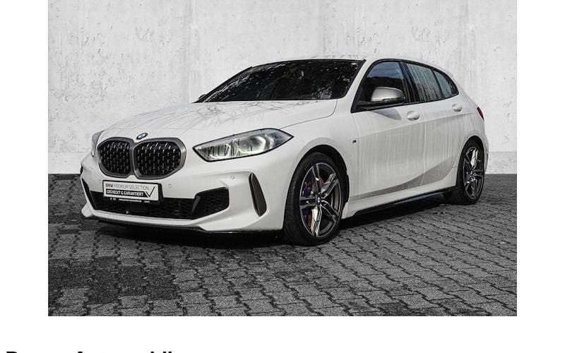 Weiß Gebraucht 2022 BMW M135 M Sport Kleinwagen | 31.790 € (Guter Preis) - Bild 1/4