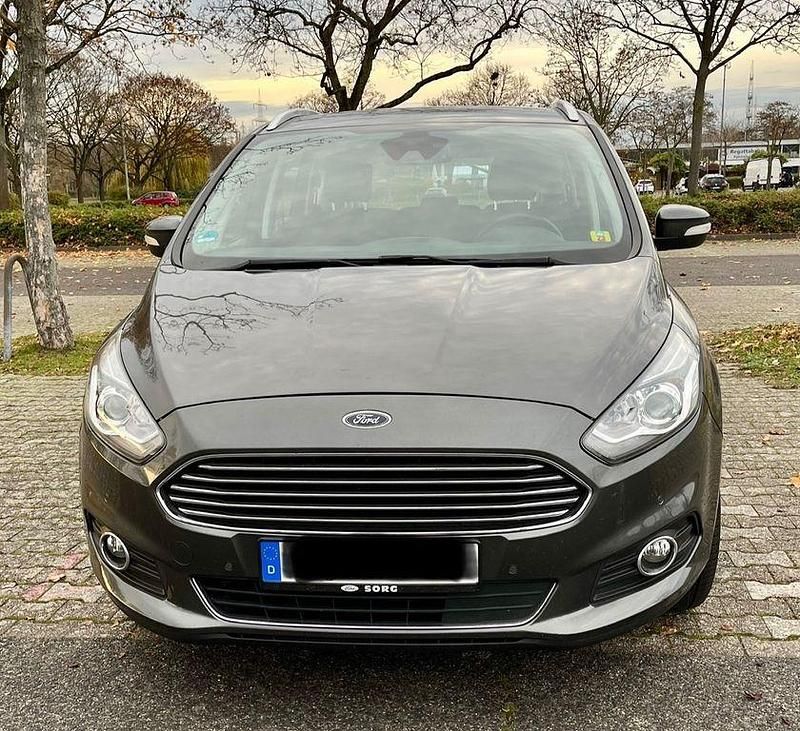 Gebraucht Ford S-MAX Titanium 160 PS (117 kW) 2018 Grau Van / Kleinbus
