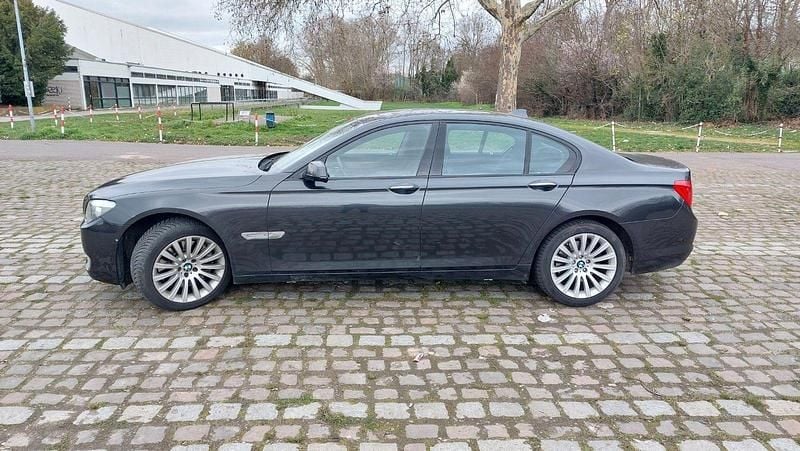 Second-hand BMW 740 326 CP (239 kW) 2009 Gri Berlinǎ