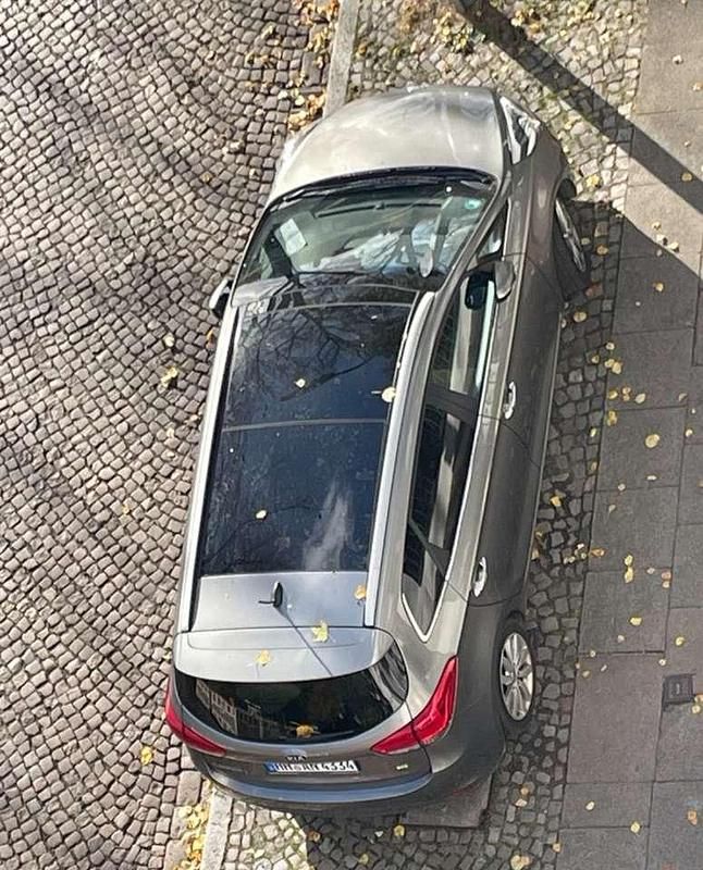 Grau Gebraucht 2013 Kia Carens LX Van / Kleinbus | 11.500 € - Bild 1/4