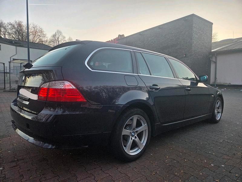 Gebraucht BMW 530 235 PS (172 kW) 2007 Blau Kombi