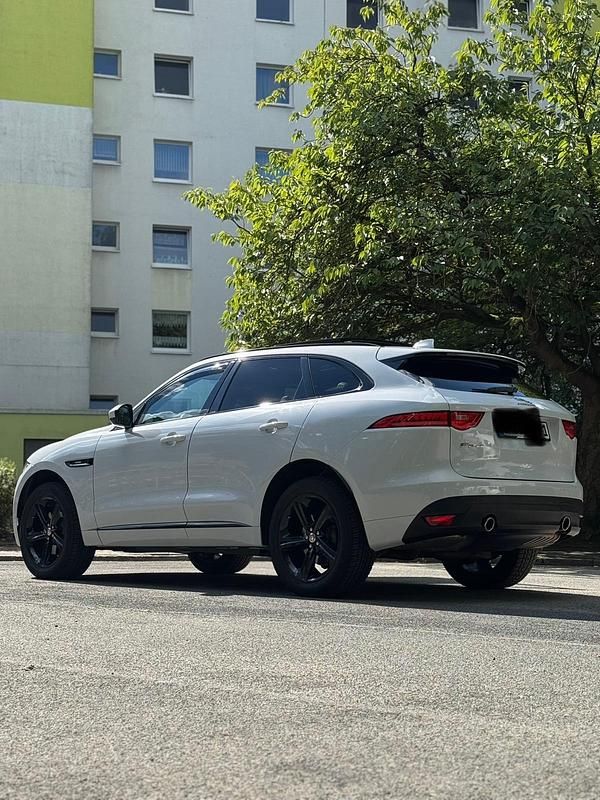 Weiß Gebraucht 2017 Jaguar F-Pace R-Sport SUV | 26.000 € (Etwas zu teuer) - Bild 1/4