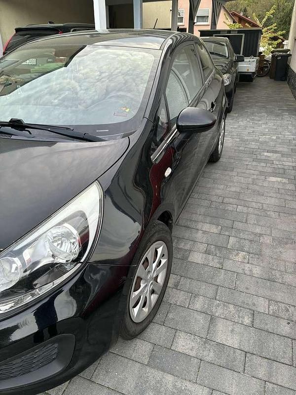 Second-hand Kia Rio 75 CP (55 kW) 2014 Negru Hatchback