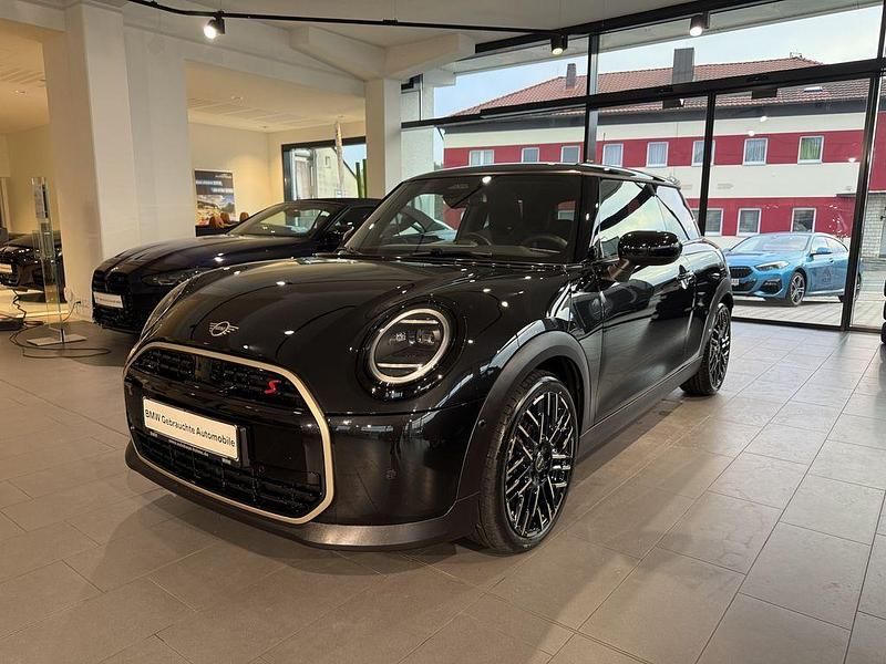 Gebraucht Mini Cooper S Favoured 204 PS (150 kW) 2024 Midnight black ii Kleinwagen