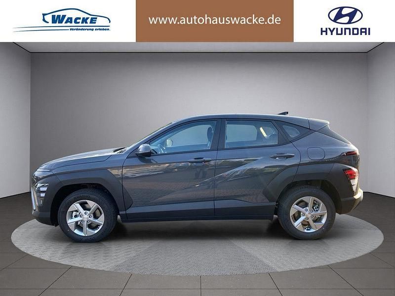 Neu Hyundai Kona Select 141 PS (103 kW) 2025 Farbe: grau SUV