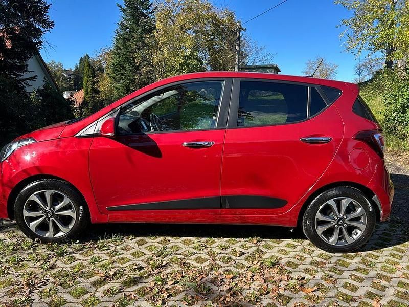 Rot Gebraucht 2019 Hyundai i10 Passion Plus Kleinwagen | 12.300 € (Fairer Preis) - Bild 1/4