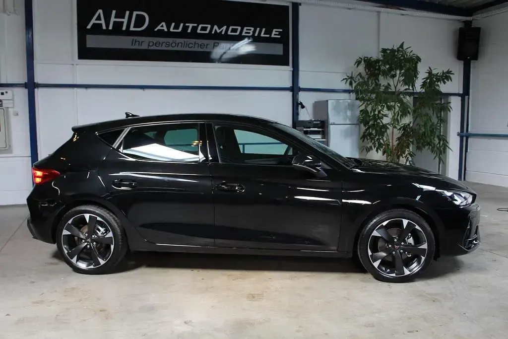 Neu Cupra Leon 150 PS (110 kW) 2026 Midnight schwarz meta... Limousine
