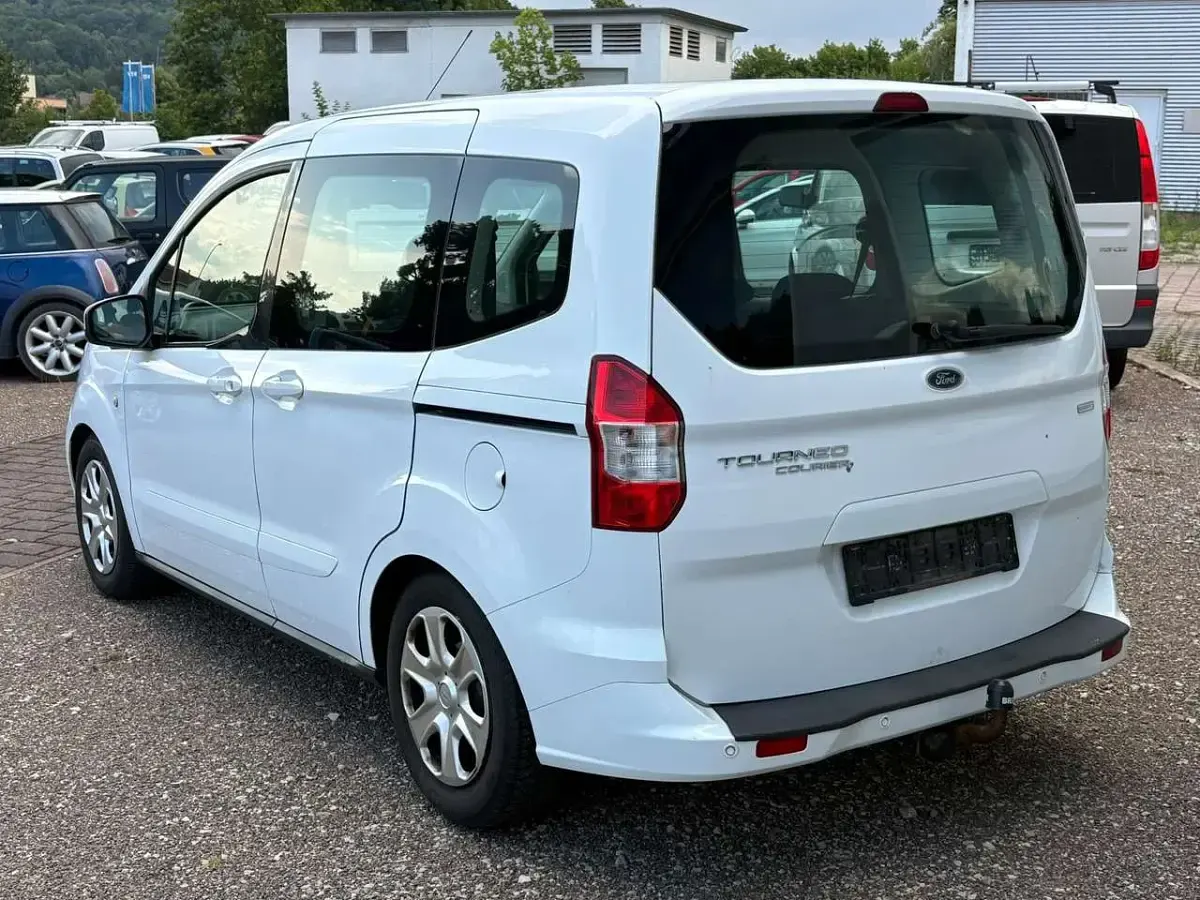 Gebraucht Ford Tourneo Courier Ambiente 101 PS (74 kW) 2015 Weiß Van / Kleinbus