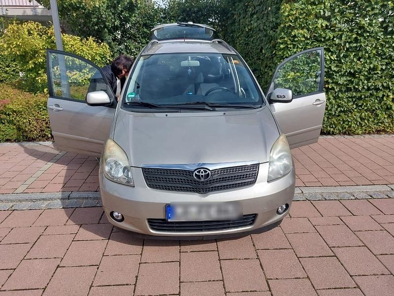 Grau Gebraucht 2003 Toyota Corolla Verso Van / Kleinbus | 5.500 € (Teuer) - Bild 1/4