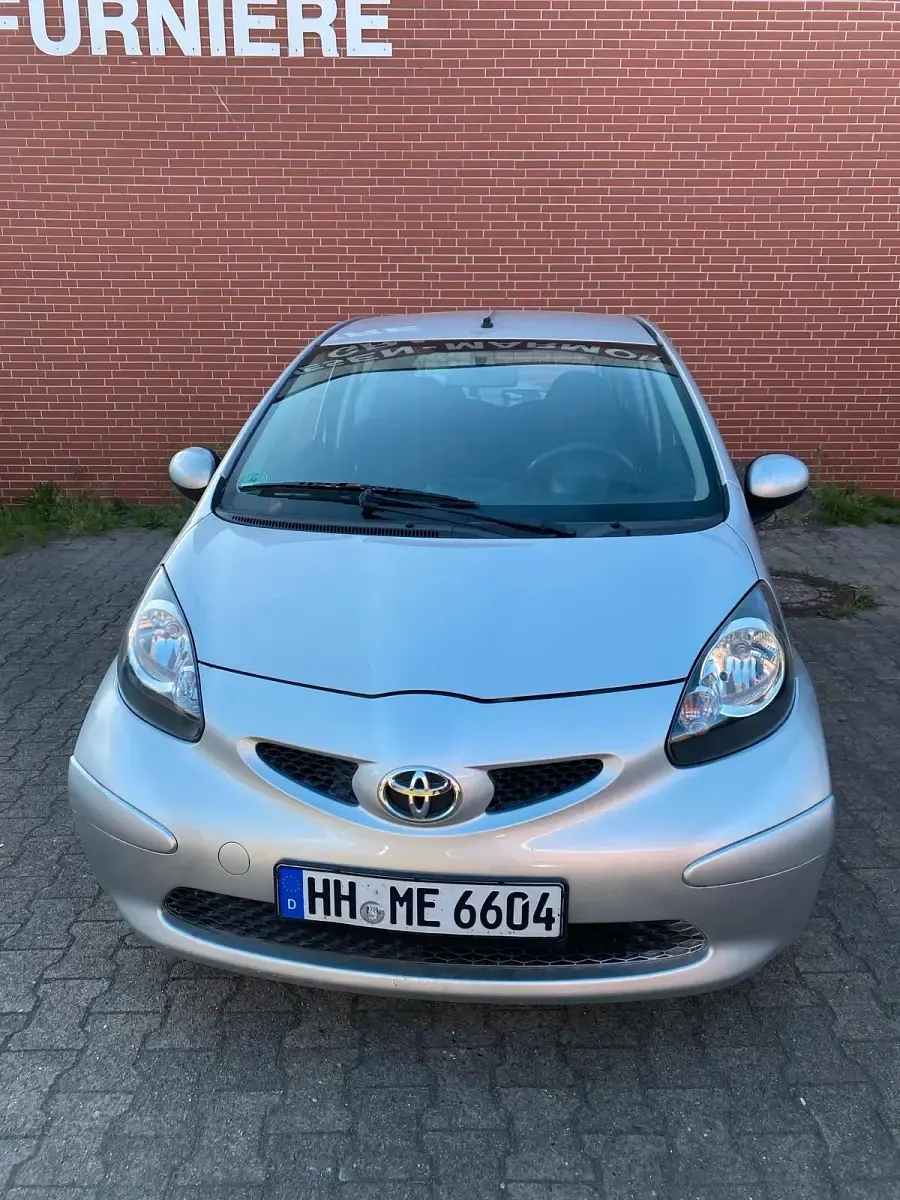 Gebraucht Toyota Aygo 67 PS (49 kW) 2005 Silber Kleinwagen