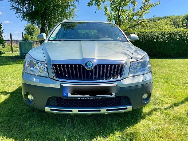 Andere außenfarben Gebraucht 2012 Skoda Octavia Scout Scout 4x4 Kombi | 7.490 € (Teuer) - Bild 1/4