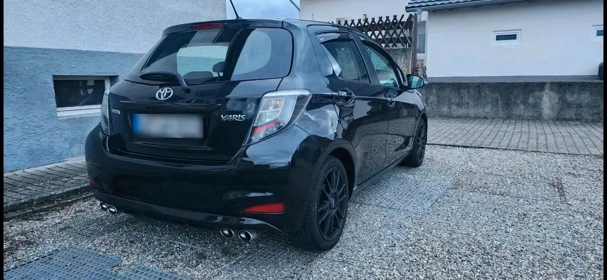 Gebraucht Toyota Yaris 99 PS (72 kW) 2014 Schwarz Kleinwagen