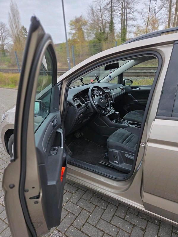 Gebraucht VW Touran Highline 190 PS (139 kW) 2019 Beige Van / Kleinbus