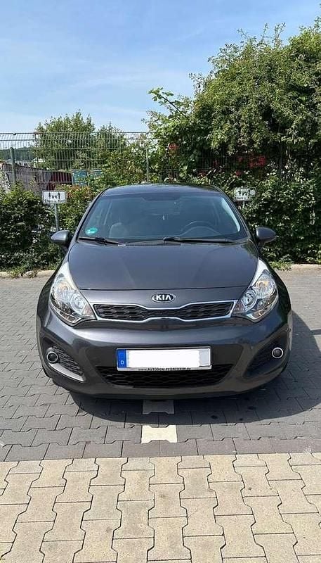 Grau Gebraucht 2015 Kia Rio DREAM-TEAM Edition Kleinwagen | 6.500 € (Fairer Preis) - Bild 1/4