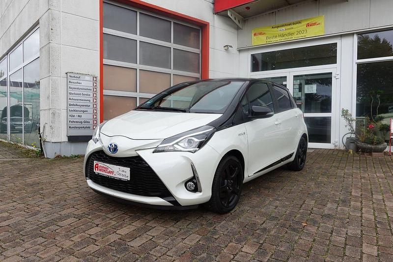 Weiß Gebraucht 2019 Toyota Yaris Hybrid Style Limousine | 15.900 € (Fairer Preis) - Bild 1/4