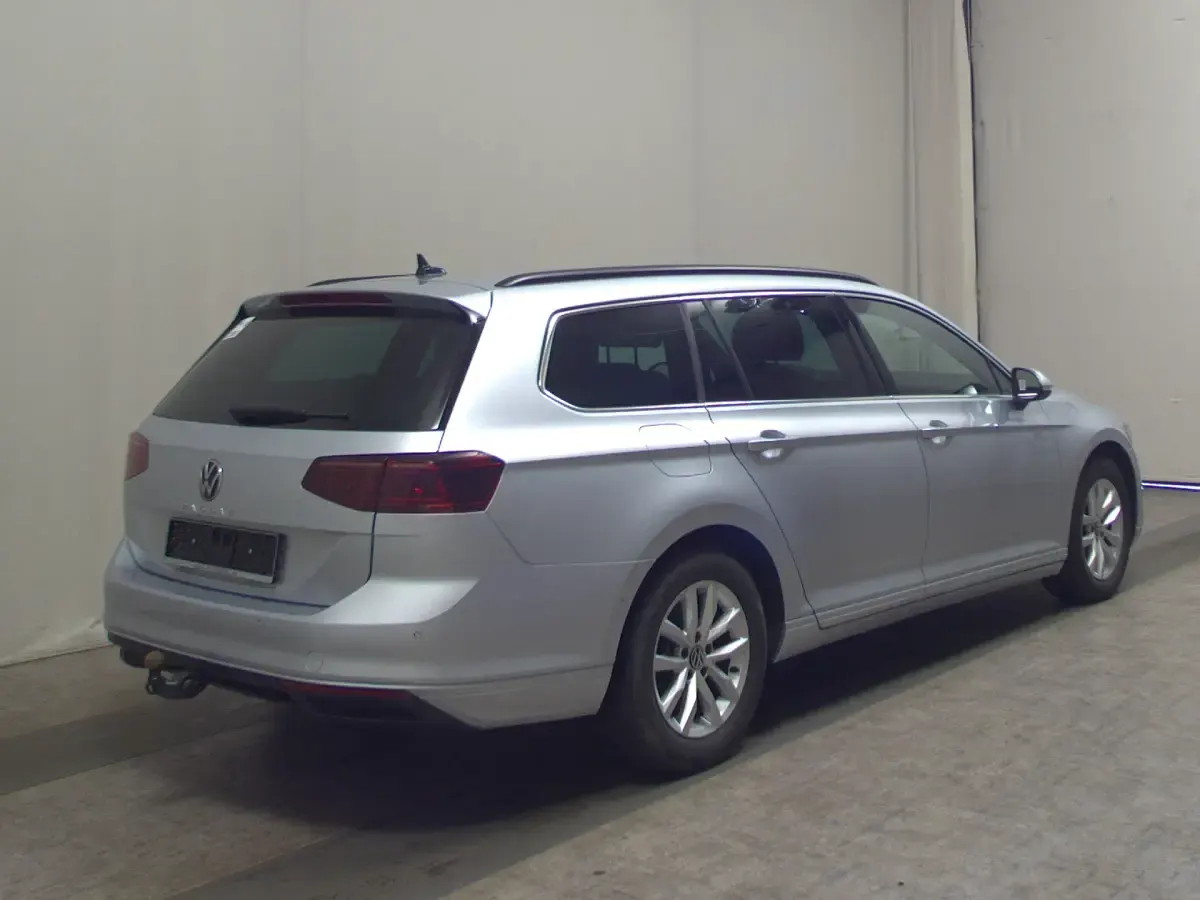 Używany VW Passat Pro 150 KM (110 kW) 2023 Srebrny Kombi