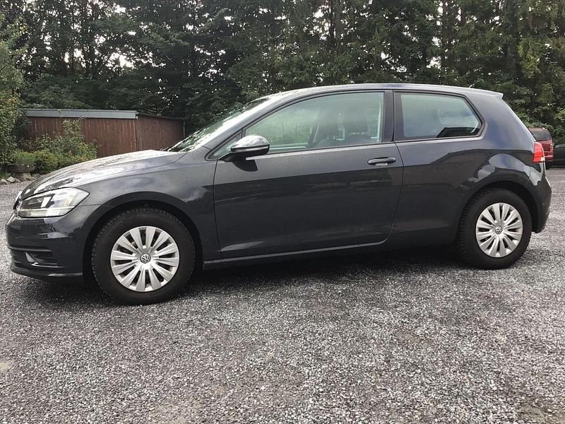 Grau Gebraucht 2017 VW Golf VII Trendline Limousine | 8.490 € (Superpreis) - Bild 1/4