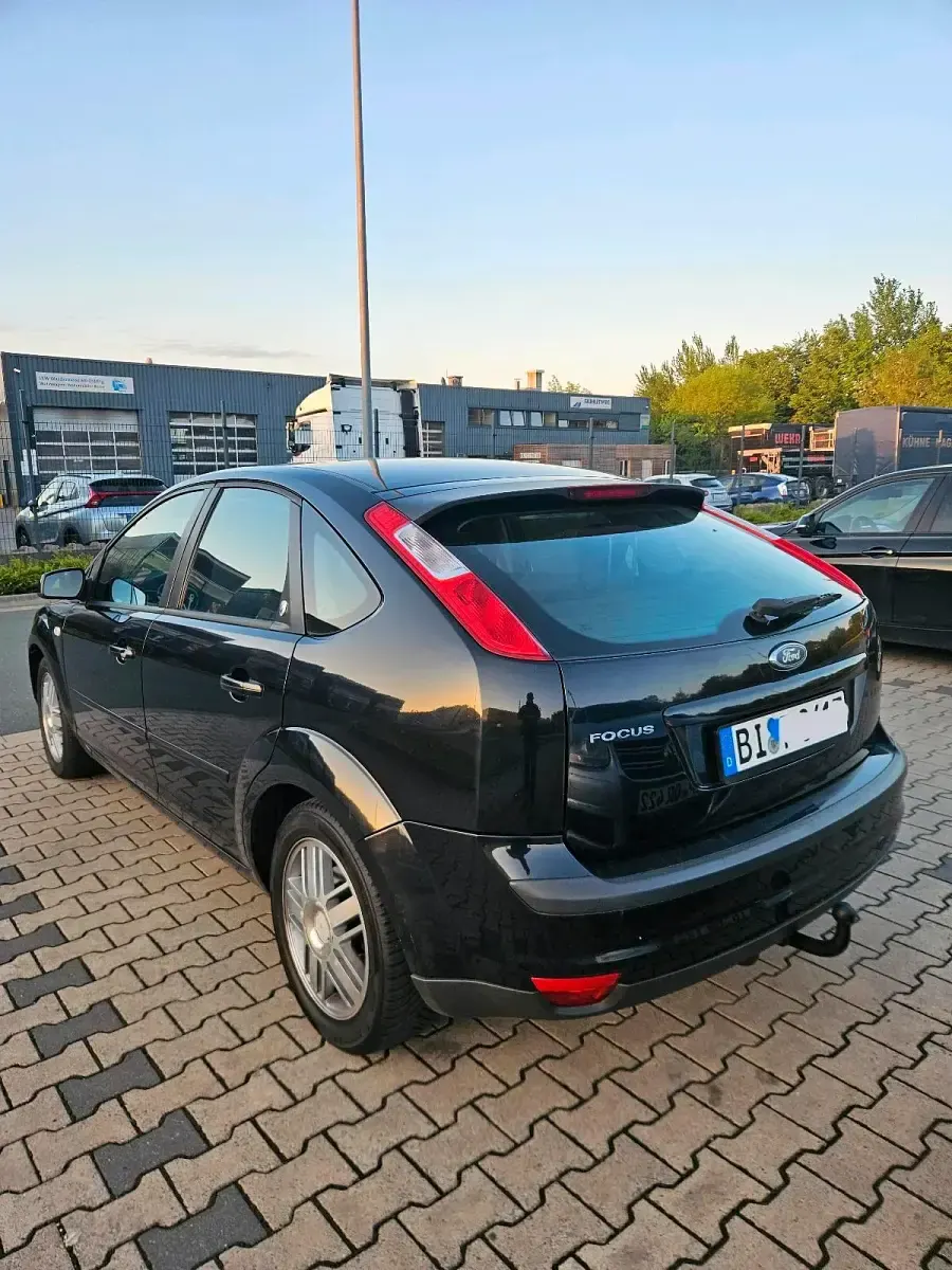 Gebraucht Ford Focus Ghia 116 PS (85 kW) 2004 Schwarz Limousine