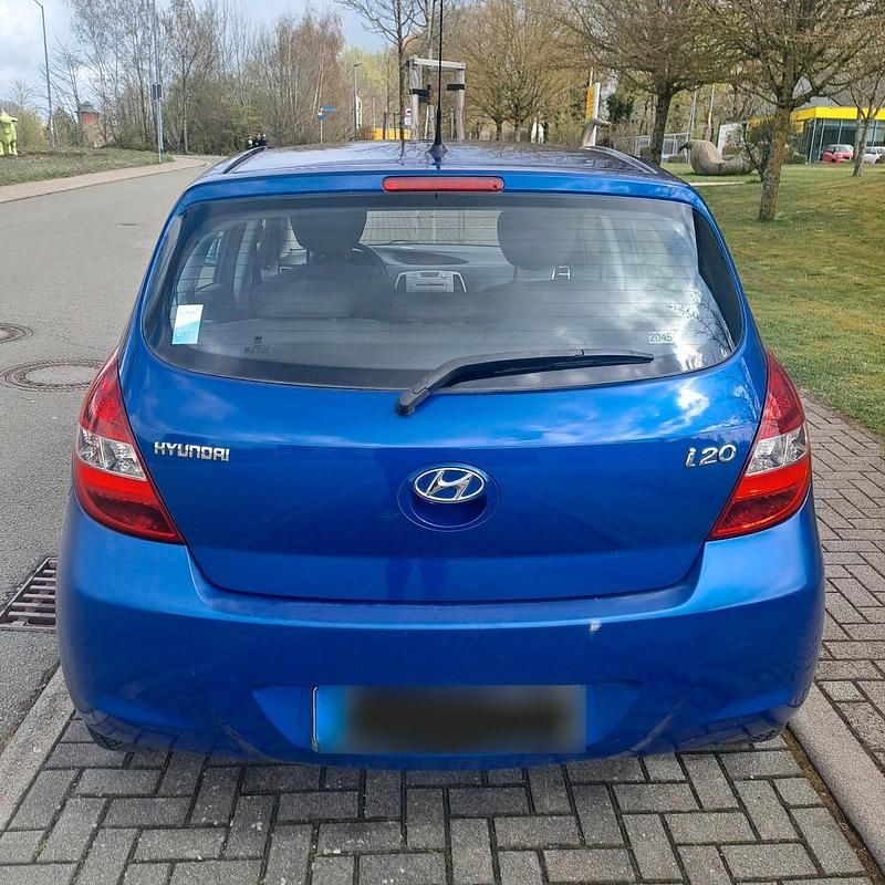 Gebraucht Hyundai i20 77 PS (56 kW) 2011 Blau Kleinwagen
