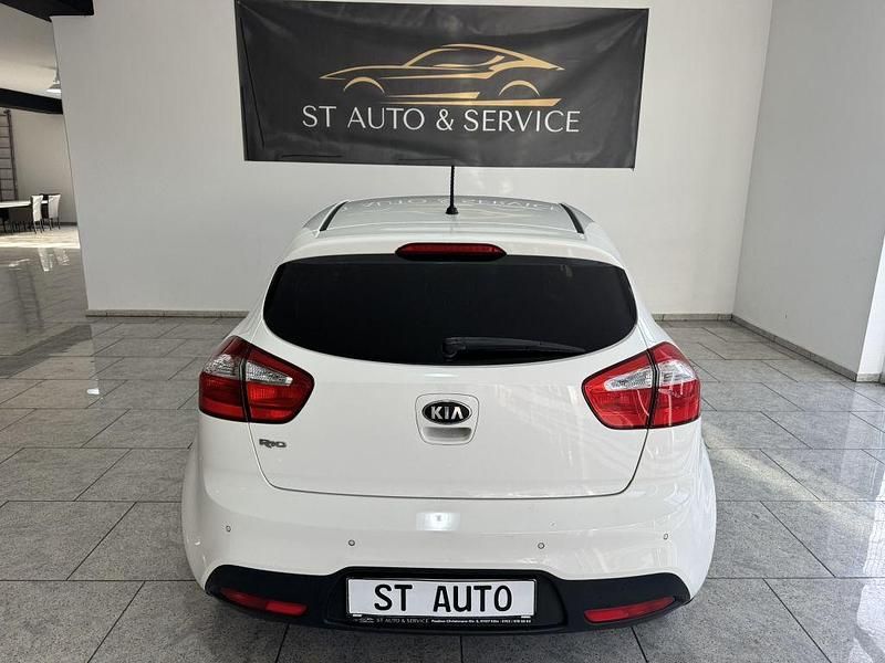 Gebraucht Kia Rio DREAM-TEAM Edition 86 PS (63 kW) 2013 Weiß Limousine