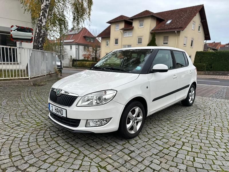Weiß Gebraucht 2011 Skoda Fabia Limousine | 3.990 € (Fairer Preis) - Bild 1/4