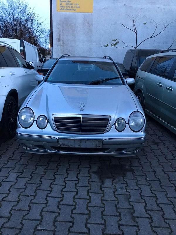 Silber Gebraucht 2001 Mercedes E220 Kombi | 1.700 € - Bild 1/4
