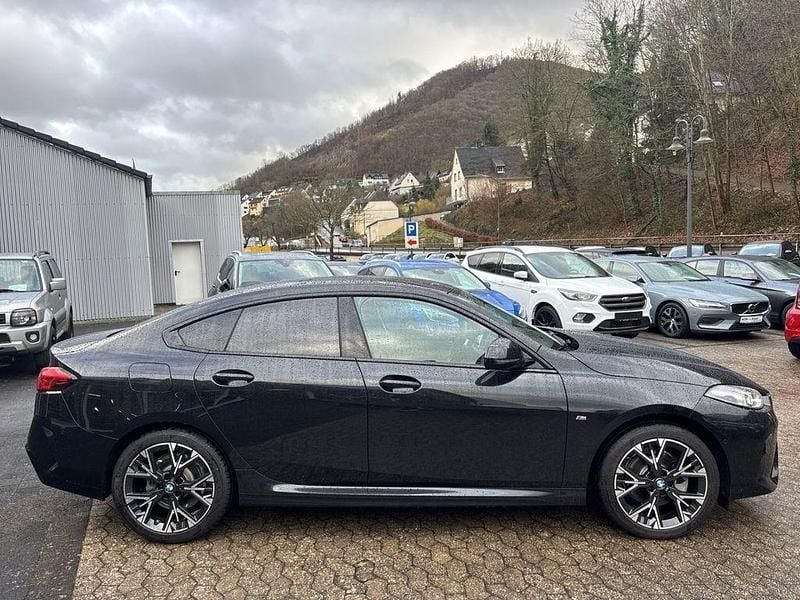 Gebraucht BMW 220 Sport Line 163 PS (119 kW) 2025 Black sapphire metallic (metallic) Limousine