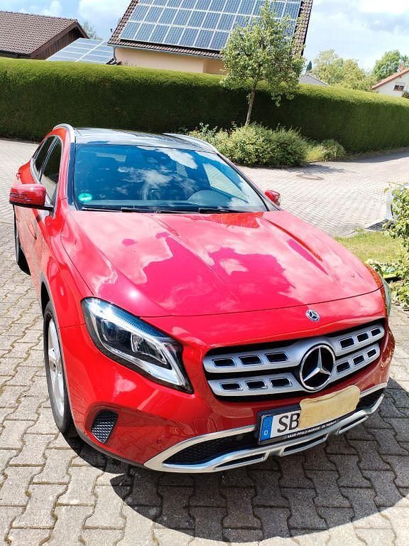 Rot Gebraucht 2019 Mercedes GLA180 Urban SUV | 19.850 € (Fairer Preis) - Bild 1/4