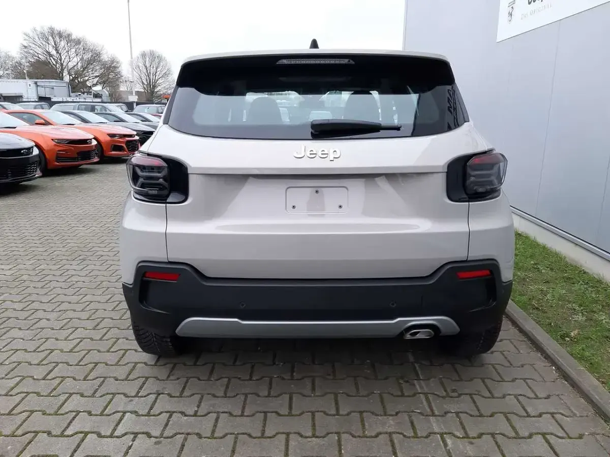 Neu Jeep Avenger Altitude 101 PS (74 kW) 2025 Stone grey SUV