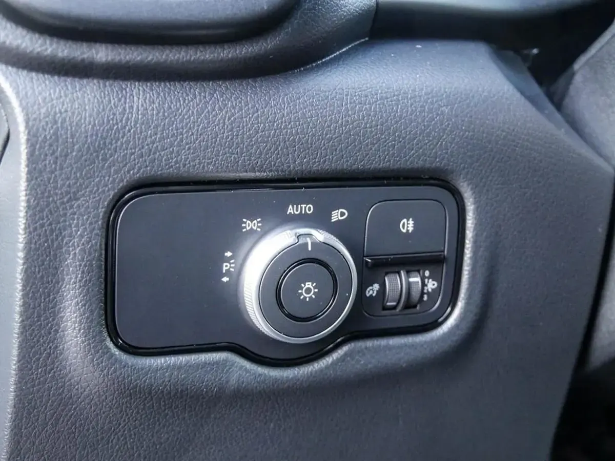 Gebraucht Mercedes Vito 100 PS (73 kW) 2025 Arktikweiß Van
