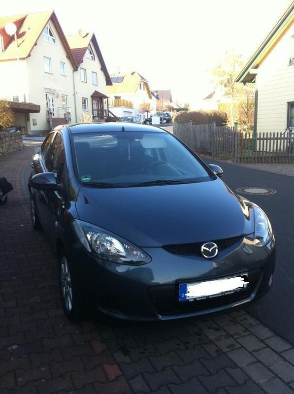 Grau metallic Gebraucht 2008 Mazda 2 Kleinwagen | 8.250 € - Bild 1/4