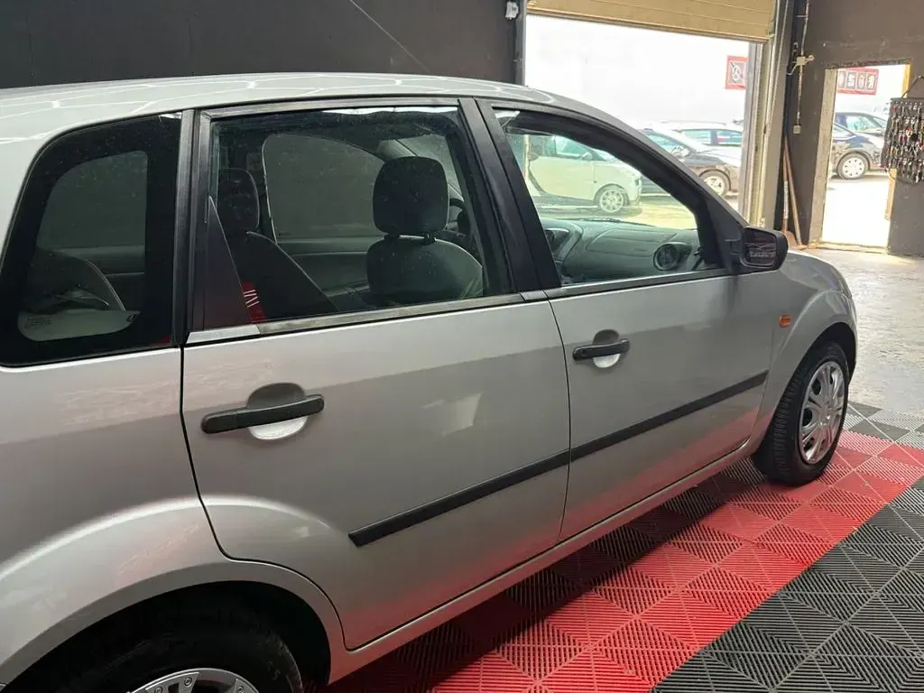 Gebraucht Ford Fiesta Ghia 69 PS (50 kW) 2003 Silber Kleinwagen