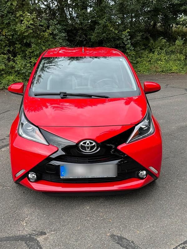 Rot Gebraucht 2015 Toyota Aygo Kleinwagen | 6.000 € (Guter Preis) - Bild 1/4