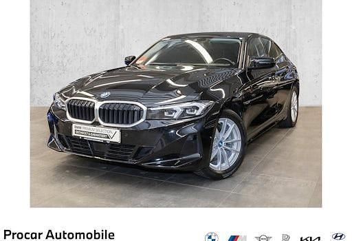 Schwarz Gebraucht 2022 BMW 320e Shadowline Limousine | 29.970 € (Fairer Preis) - Bild 1/4
