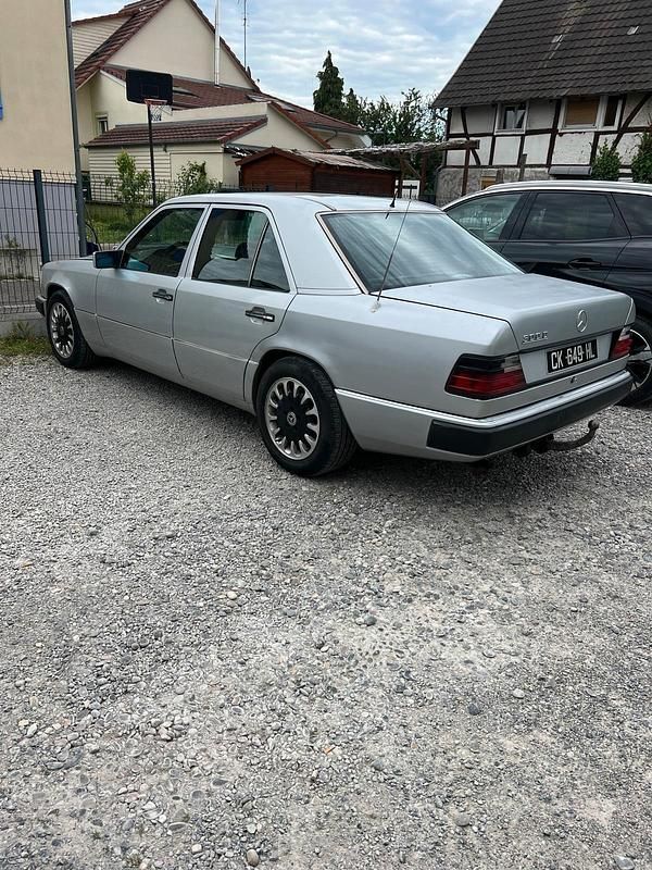 Silber Gebraucht 1989 Mercedes E300 Limousine | 2.900 € - Bild 1/4