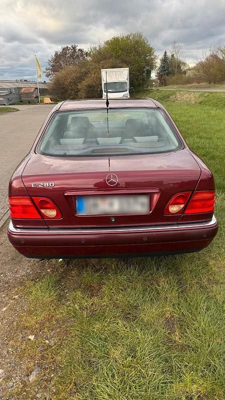 Gebraucht Mercedes E280 204 PS (150 kW) 1999 Rot Limousine
