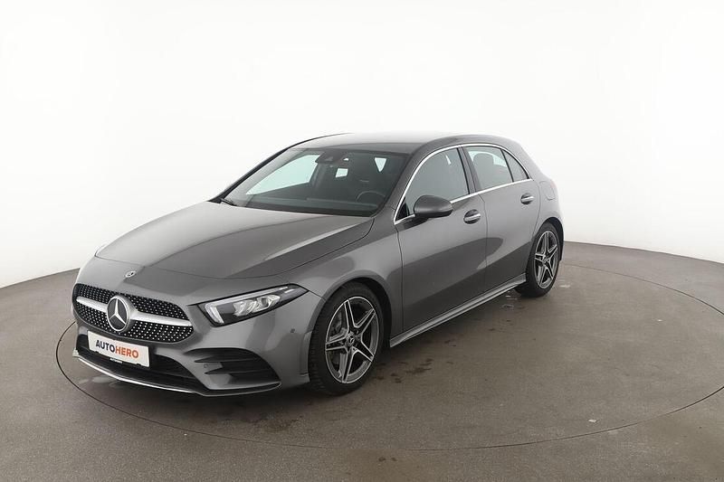 Grau Gebraucht 2022 Mercedes A200 AMG line Limousine | 29.940 € (Teuer) - Bild 1/3