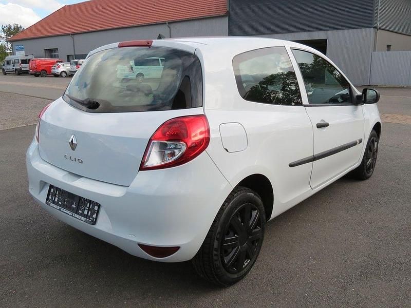 Gebraucht Renault Clio III Expression 75 PS (55 kW) 2010 Weiß Kleinwagen