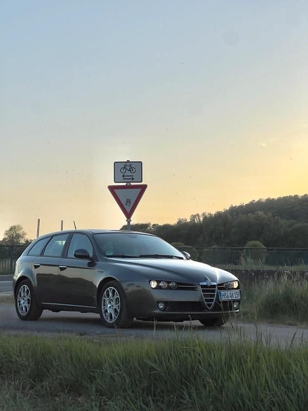 Grau Gebraucht 2009 Alfa Romeo 159 Kombi | 6.950 € - Bild 1/4