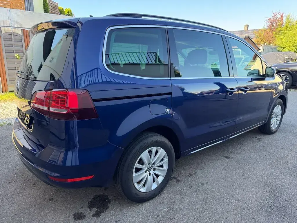 Gebraucht VW Sharan Comfortline 150 PS (110 kW) 2020 Blau Van / Kleinbus