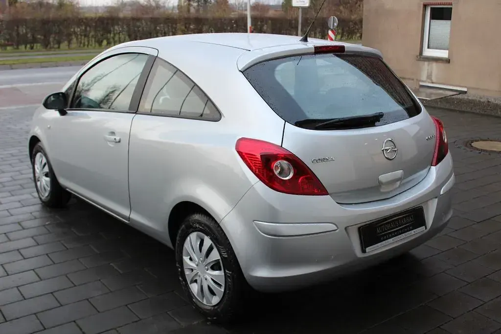 Używany Opel Corsa Edition 69 KM (50 kW) 2012 Srebrny Hatchback