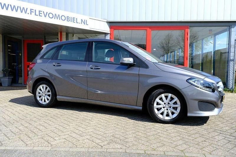 Gebraucht Mercedes B180 122 PS (89 kW) 2015 Grau Van / Kleinbus