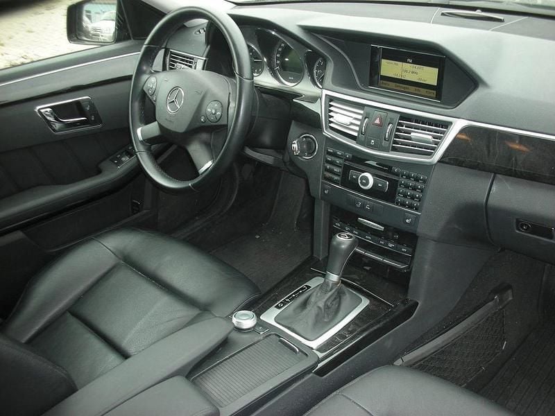 Gebraucht Mercedes E250 Avantgarde 204 PS (150 kW) 2009 Schwarz Limousine