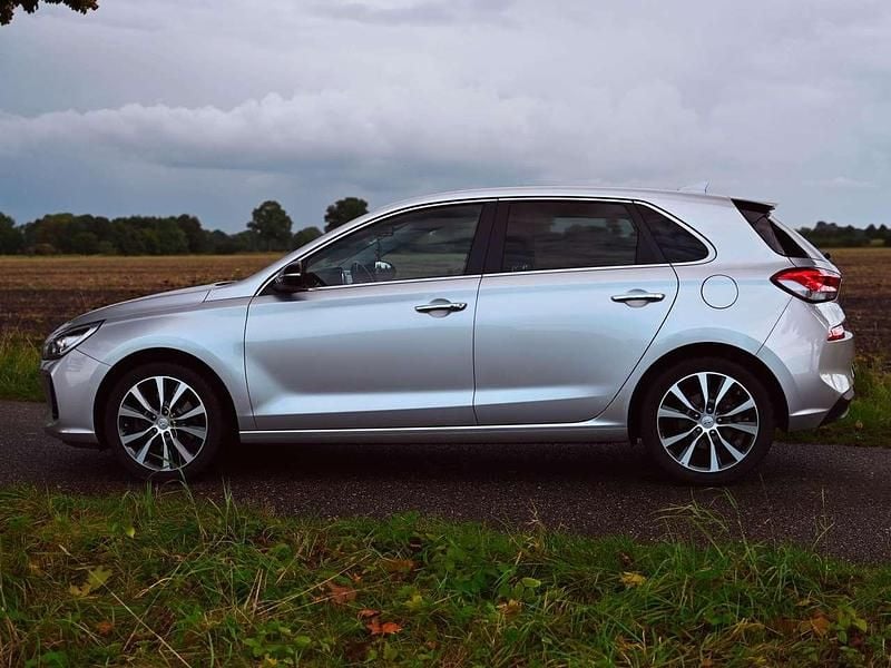 Gebraucht Hyundai i30 110 PS (80 kW) 2017 Silber Limousine