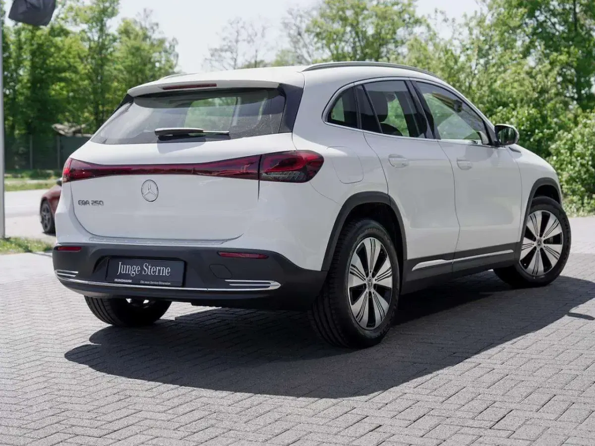 Second-hand Mercedes EQA250 Progressive 139 kW (190 CP) 2022 Alb SUV