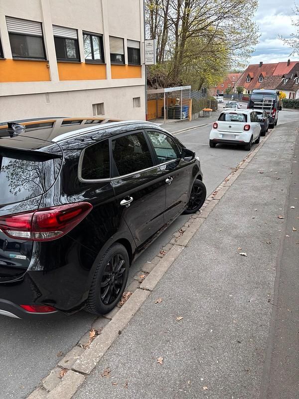 Gebraucht Kia Carens 141 PS (103 kW) 2016 Schwarz Van / Kleinbus