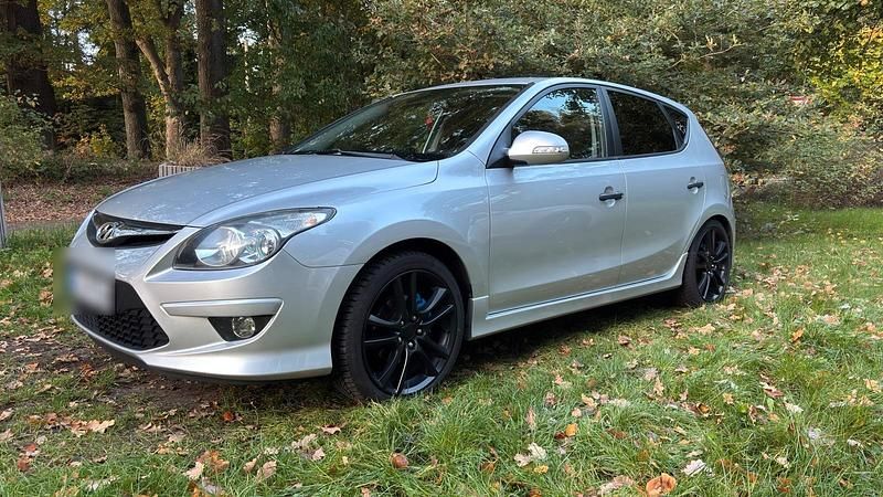 Silber Gebraucht 2011 Hyundai i30 Limousine | 2.300 € (Fairer Preis) - Bild 1/4