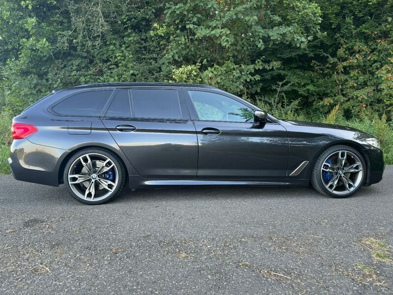 Grau Gebraucht 2020 BMW M550 Performance Limousine | 46.990 € (Teuer) - Bild 1/4