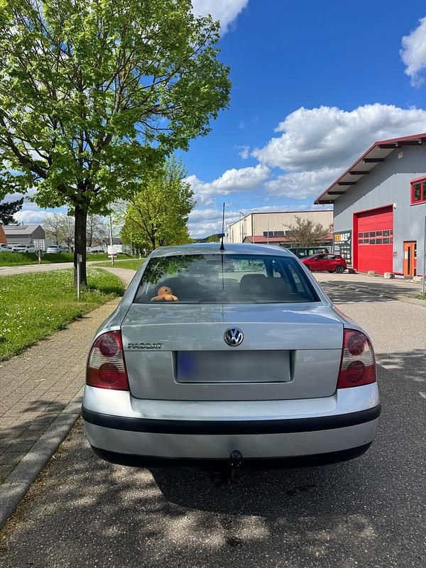 Usata VW Passat 102 CV (75 kW) 2000 Grigio Berlina